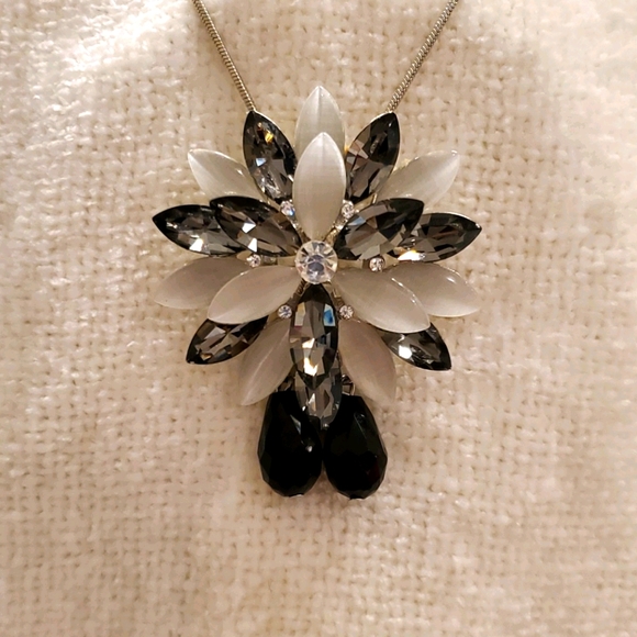 Jewelry - Beautiful black and white necklace
